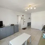 T3 Confortable Avec Terrasse Et Parking A 100m De La Plage, Pour 6 Personnes A Narbonne-plage - Fr-1-795-64 *