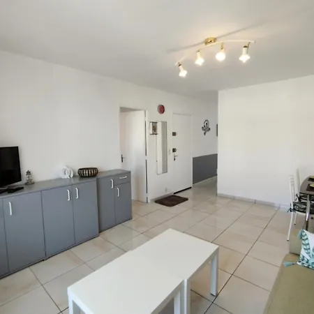 T3 Confortable Avec Terrasse Et Parking A 100m De La Plage, Pour 6 Personnes A Narbonne-plage - Fr-1-795-64 *