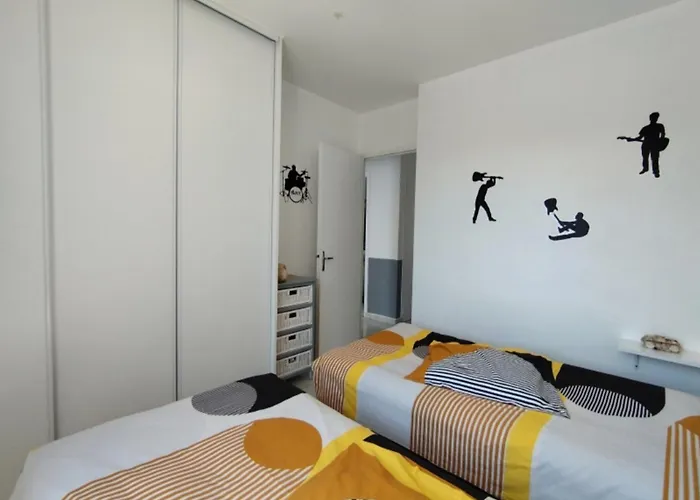 T3 Confortable Avec Terrasse Et Parking A 100m De La Plage, Pour 6 Personnes A Narbonne-plage - Fr-1-795-64 דירה